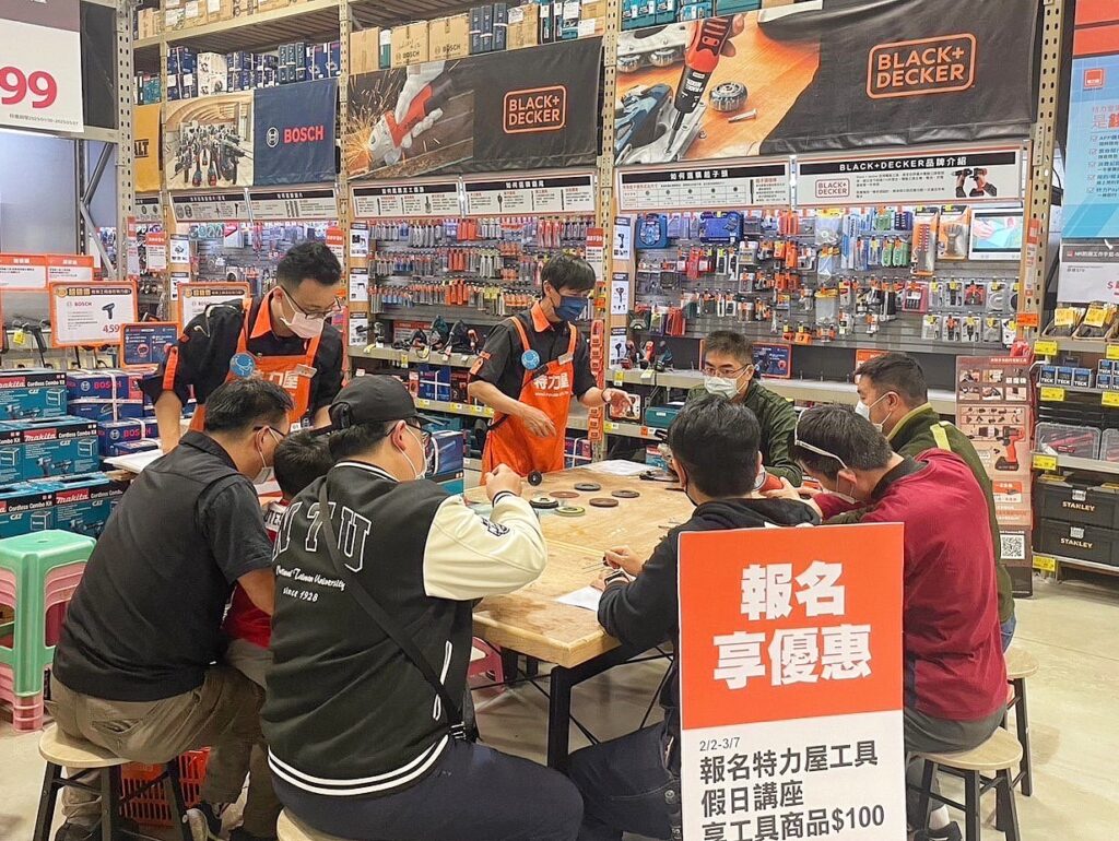 全台27間特力屋門市將於2月25日至2月28日連續四天，推出免費「達人教你用」講座，由專業達人講授工具操作技巧，課後再送「工具商品100元折價券」乙張。