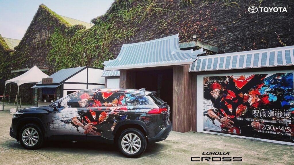 TOYOTA COROLLA CROSS《咒術迴戰展》彩繪車, 車身上加入「咒術迴戰」超人氣角色 - 宿儺與虎杖的設計,超炫外型絕對吸睛。圖/和泰提供