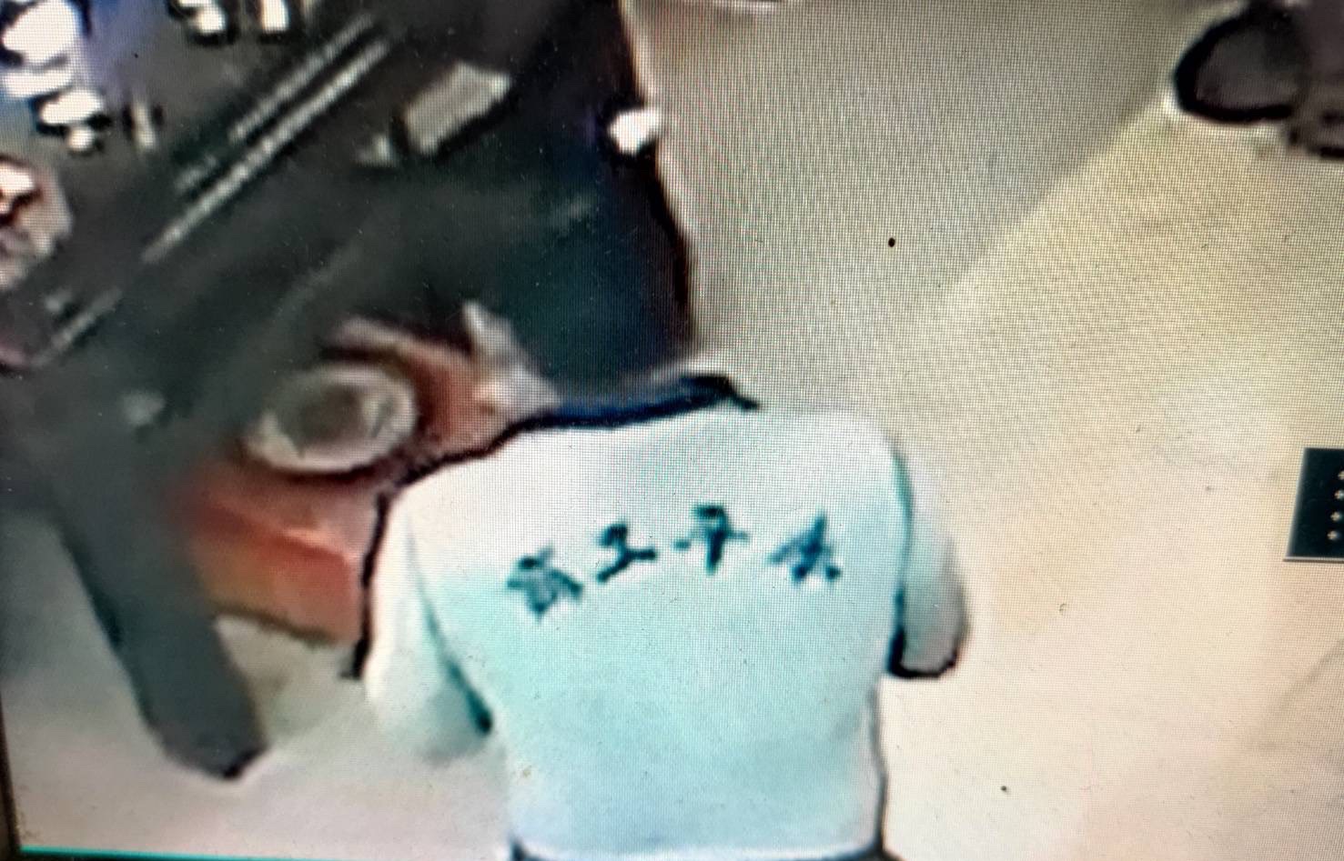 ▲ 林姓犯嫌做案所穿的學校外套太過醒目，警方調閱監視器鎖定 (圖/台中市警察局 提供) 