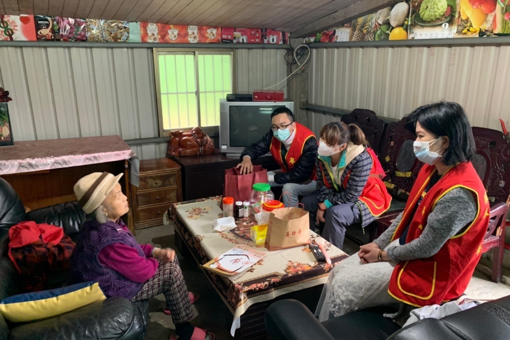 台灣圓點奈米傳愛 支持華山基金會提供實質幫助 79 台灣圓點奈米支持華山基金會,關懷弱勢長輩。