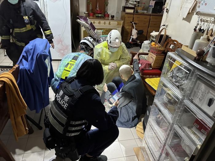 老婦家中跌倒門反鎖 警消聯手救援