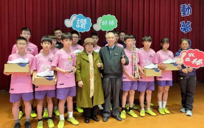 研華基金會捐贈頭份國中足球鞋 　