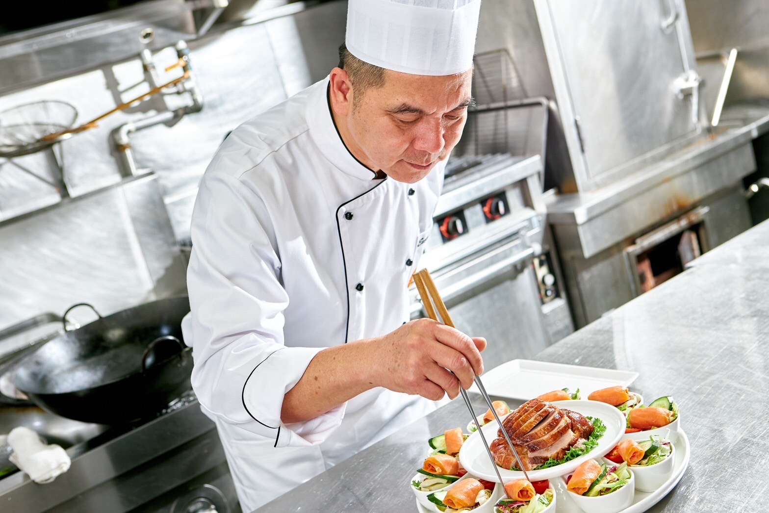 有40年料理經驗的港籍主廚張建文為謝師宴推出豐盛饗宴。(圖/格萊天漾大飯店提供)