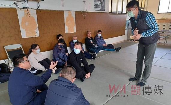 員警躺平暫時忘掉身邊俗事 臺西關懷員警辦團體心理諮商