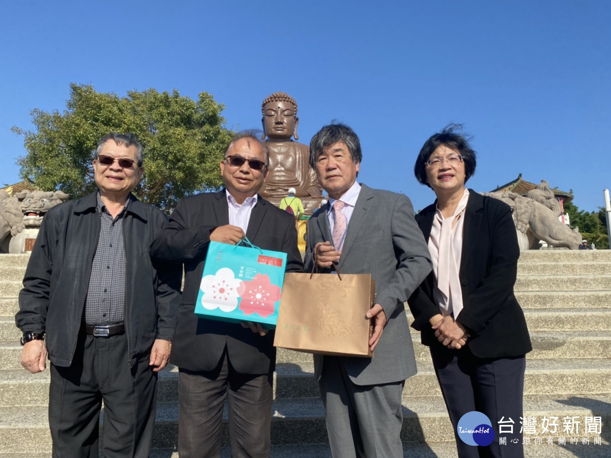 參山處曹忠猷處長與日本愛知國際文化交流財團安藤正志代表理事相互致贈禮物。圖/參山處提供