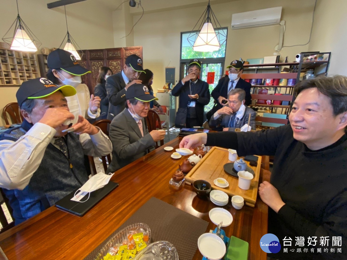 日本愛知國際文化交流財團一行七人至卦山村美學生活聚落體驗茶道。圖/參山處提供