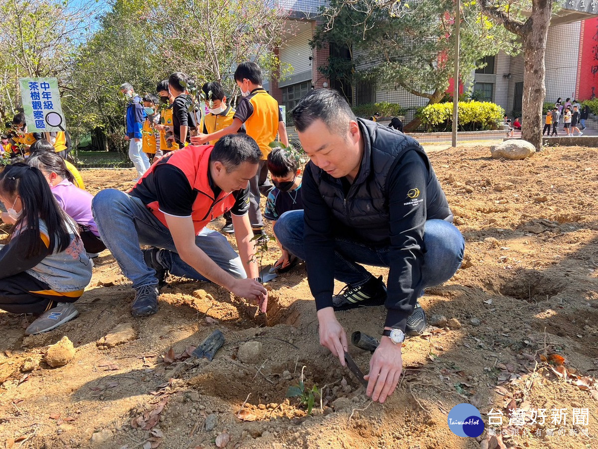 魚池鄉農會理事長劉啟行(右2)魚池鄉農會總幹事王威文(右1)陪同小朋友種下紅茶樹苗。