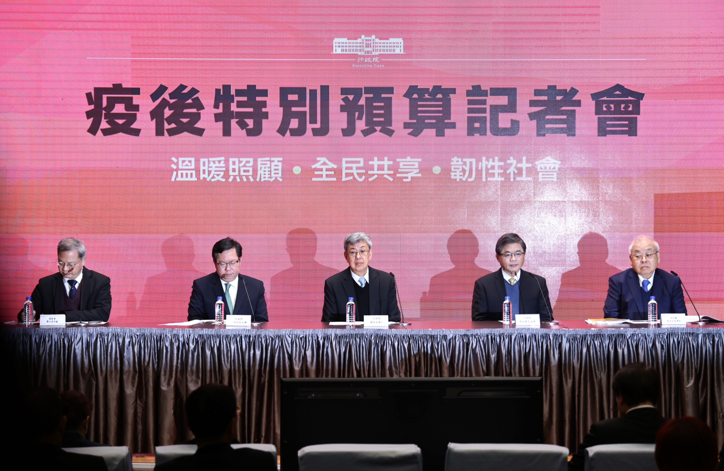 行政院長陳建仁23日主持疫後特別預算記者會。林啟弘攝