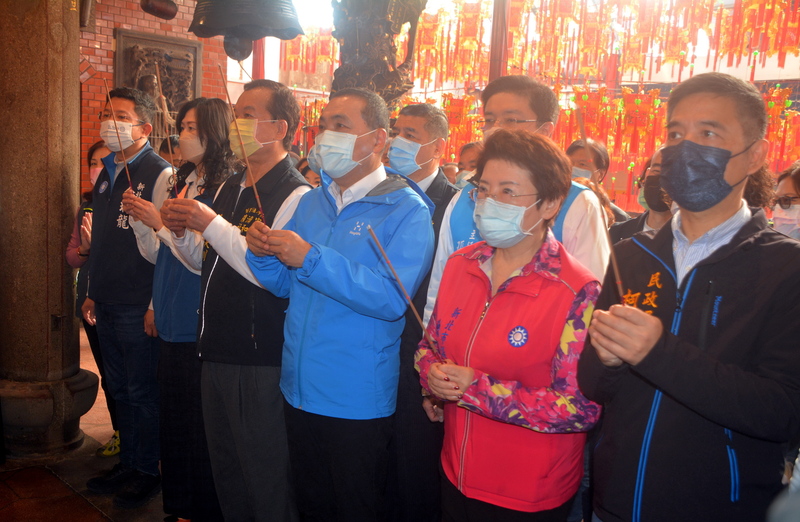 新北市長侯友宜(前右3)17日上午到中和區福和宮參香祈福,致詞時強調,將繼續致力基層建設,不分黨派團結地方。中央社