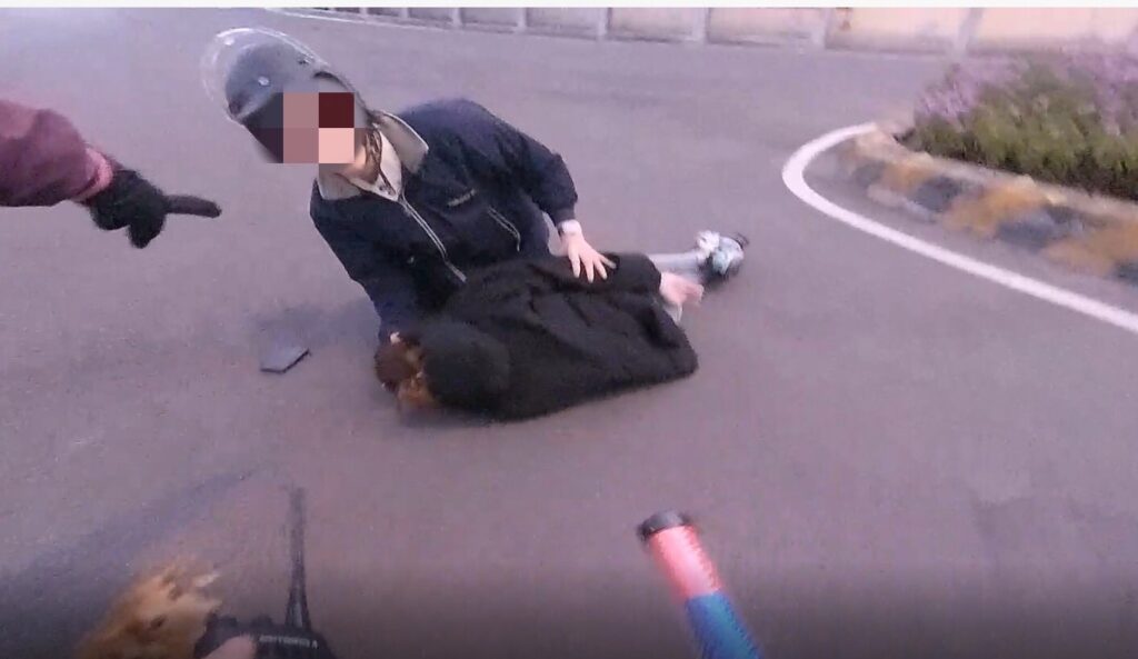 ▲ 女子牽狗過馬路時癲癇突發作,倒臥在路中央 (圖/台中市警察局 提供)