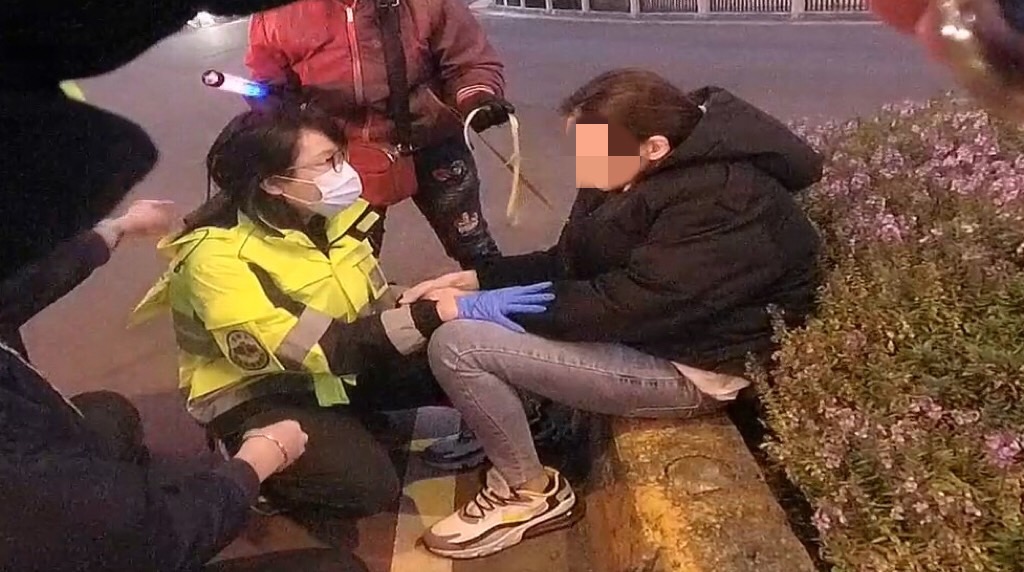 ▲ 民權所警員賴丁嘉飛奔至現場,與民眾協力將女子攙扶至路旁 (圖/台中市警察局 提供)