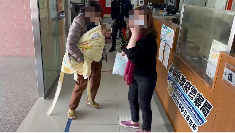 ▲ 兩位女子抱著雙眼緊閉、臉色慘白的男嬰跑進派出所求援 (圖/台中市警察局 提供)