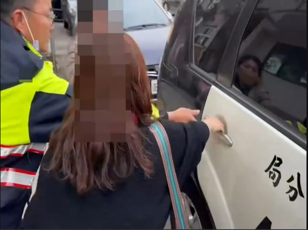 ▲ 警員一刻不敢耽誤,駕駛巡邏車沿途鳴警笛載著男嬰直奔醫院 (圖/台中市警察局 提供)