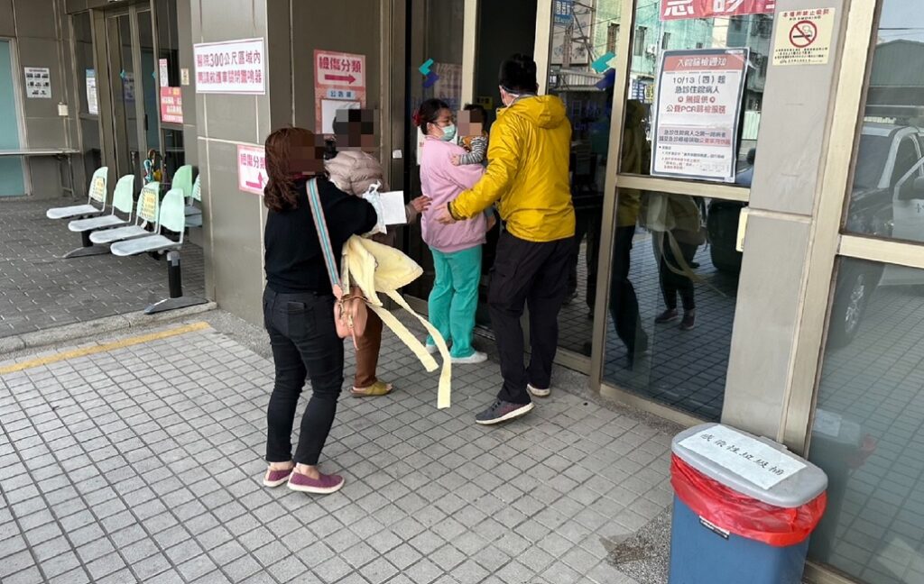 ▲ 巡邏車在5分鐘內將男嬰送達醫院,成功保住一命 (圖/台中市警察局 提供)