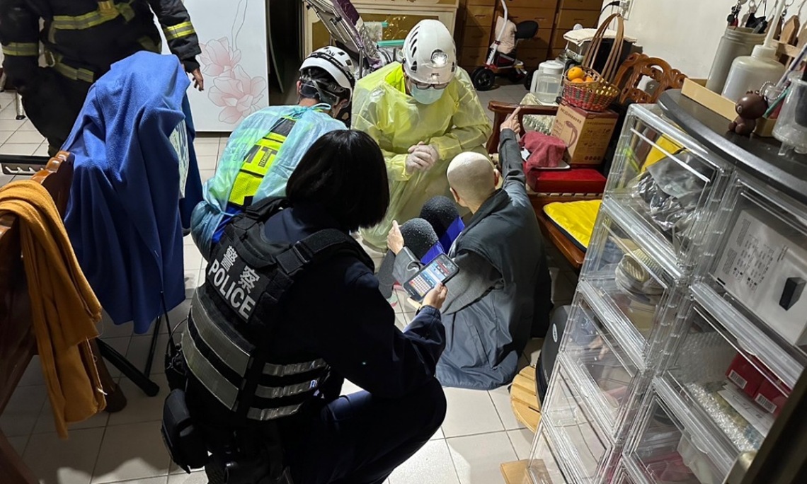 老婦獨自家中跌倒門反鎖  頭份警消深夜積極救援