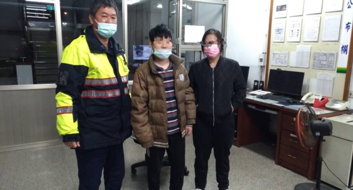 迷途少年誤闖隧道 港警愛心協助返家