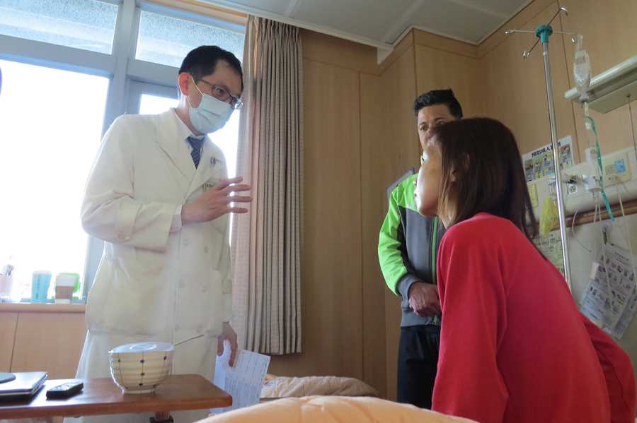 江小姐住院期間，邱建銘主任不斷開導他學習與自己的腸道和平共處。（曾秀英攝）