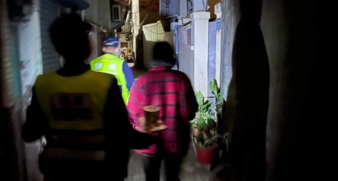 寒風中的獨影 港警送暖助返家