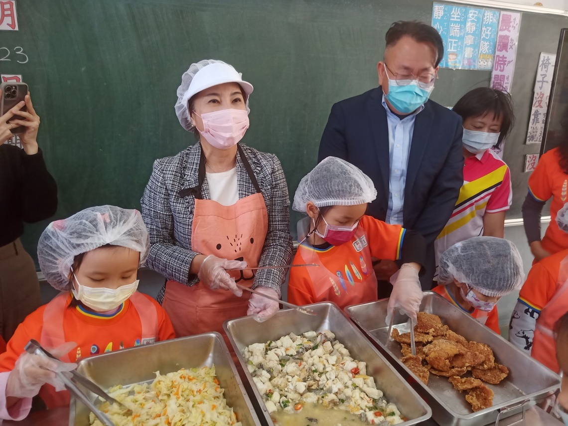 班班吃石斑 屏東縣縣長視察校園供餐保證吃滿4次