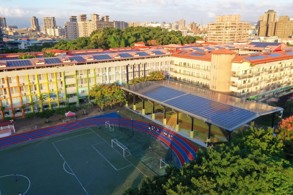 新北市自強國小光電球場與校舍屋頂完工俯視圖(圖/PGE太平洋綠能提供)