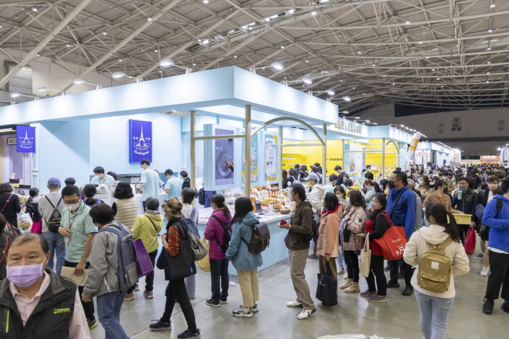 228連假吃起來!統一集團烘焙生活美學館移師高雄時代百貨盛大開幕,蒐羅了眾多烘焙美食與超值優惠。
