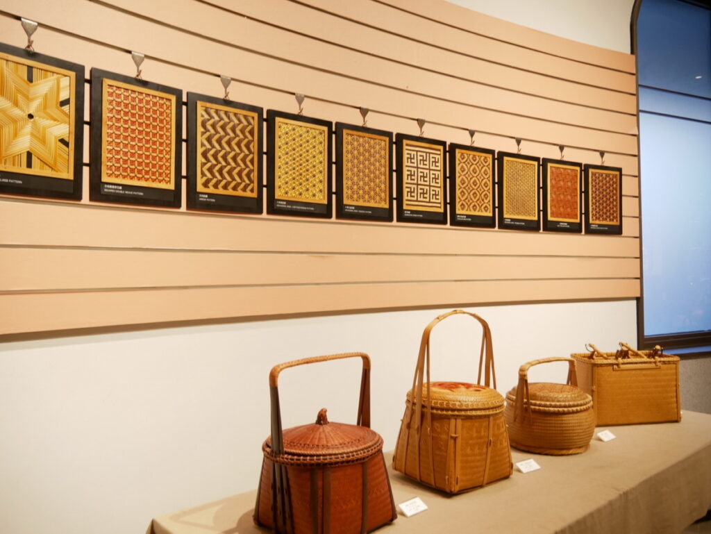 「回歸本質 ·編織初心-竹藝生活展」-展出邱錦緞師生作品包括25幅竹編技法展示板(圖上)