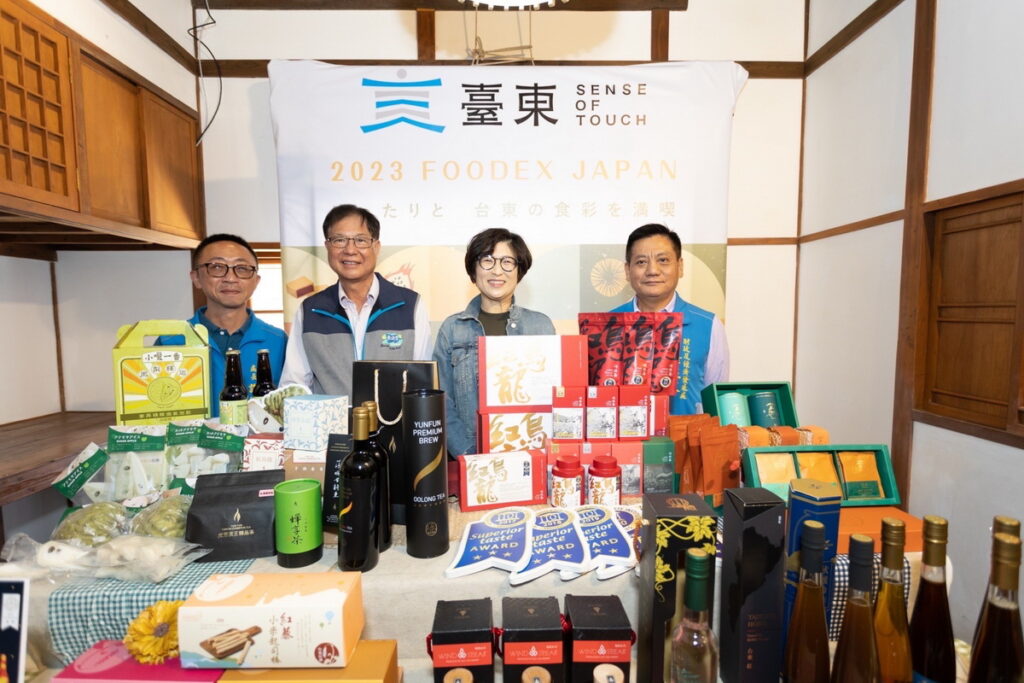 右1.財政及經濟發展處處長章正文、右2.臺東縣縣長饒慶鈴、左1.農業處處長許家豪、左2.臺東縣議員楊招信(臺東縣農會理事長)