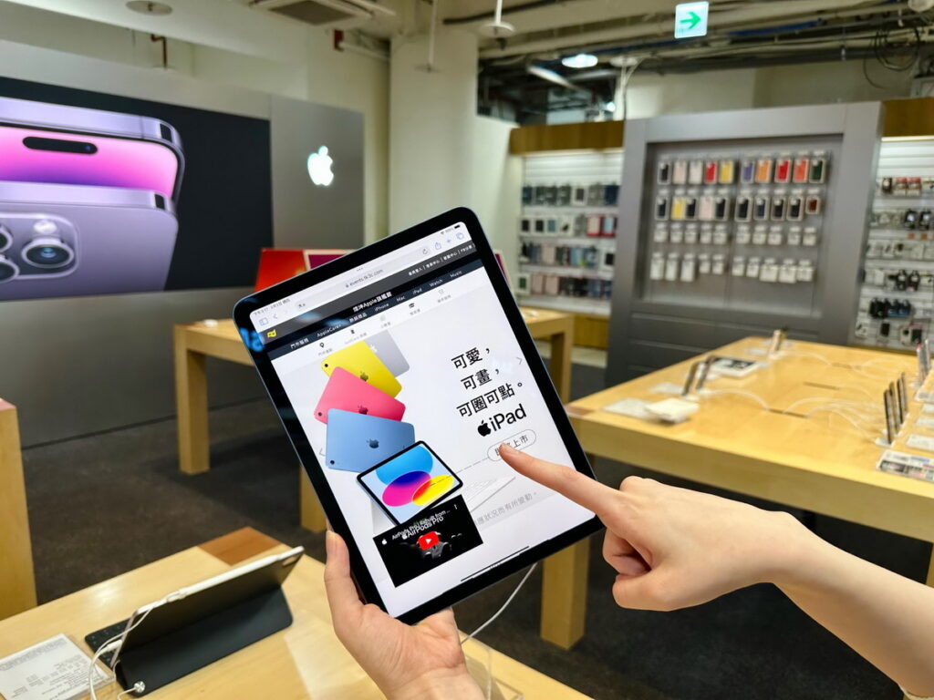 燦坤為準大學生推出Apple超級學霸專案,iPad Pro M2 11吋組合價只要31,495元起,組合包含羅技Combo Touch鍵盤保護殼及M365一年版。(燦坤提供)
