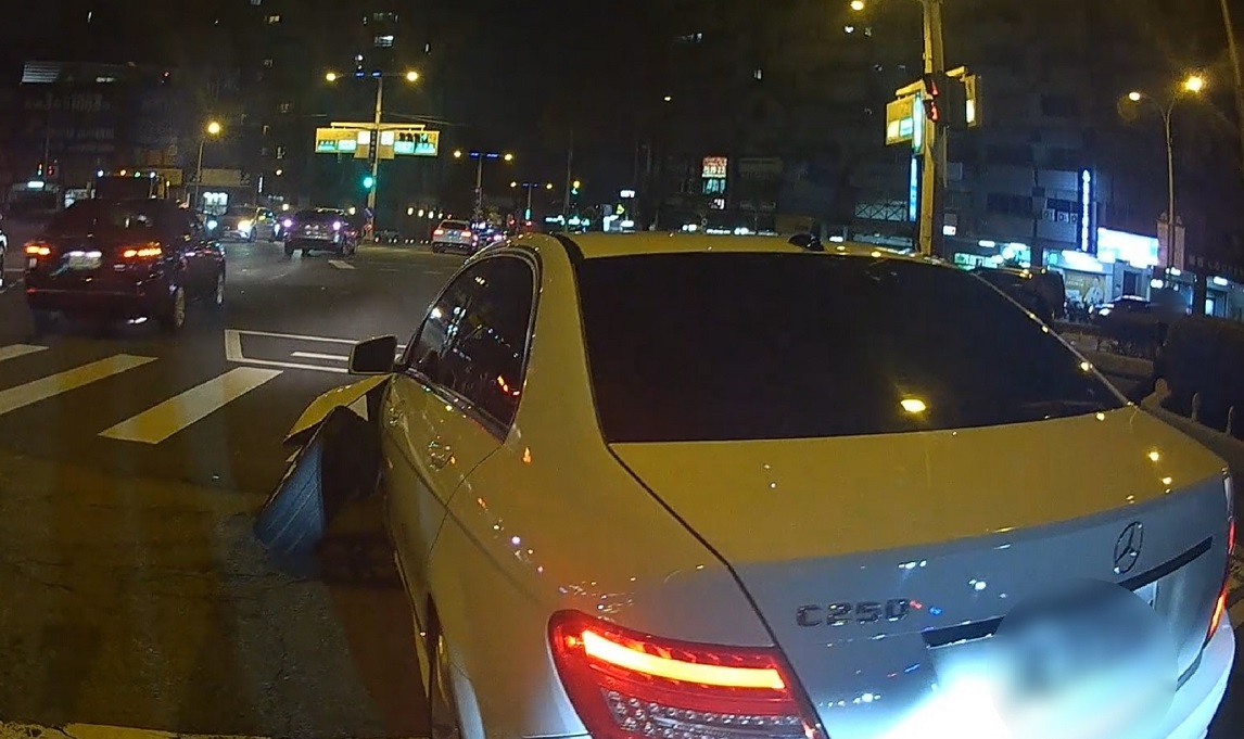 ▲ 百萬名車左前輪胎於路中掉落,巡邏員警立即下車交通疏導 (圖/台中市警察局 提供)
