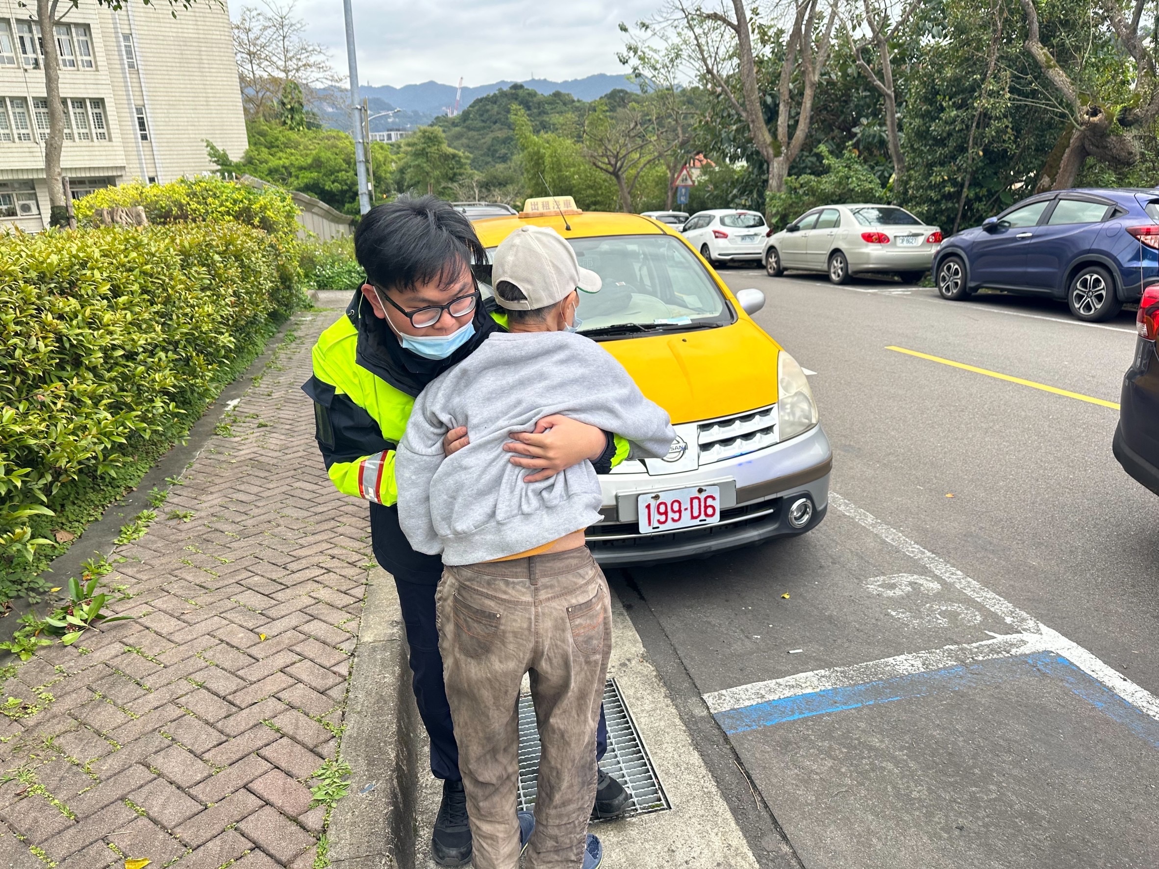 萬芳所警員林于禮、李永杰獲報速至現場協助迷途老婆婆。(記者徐煜勝翻攝)