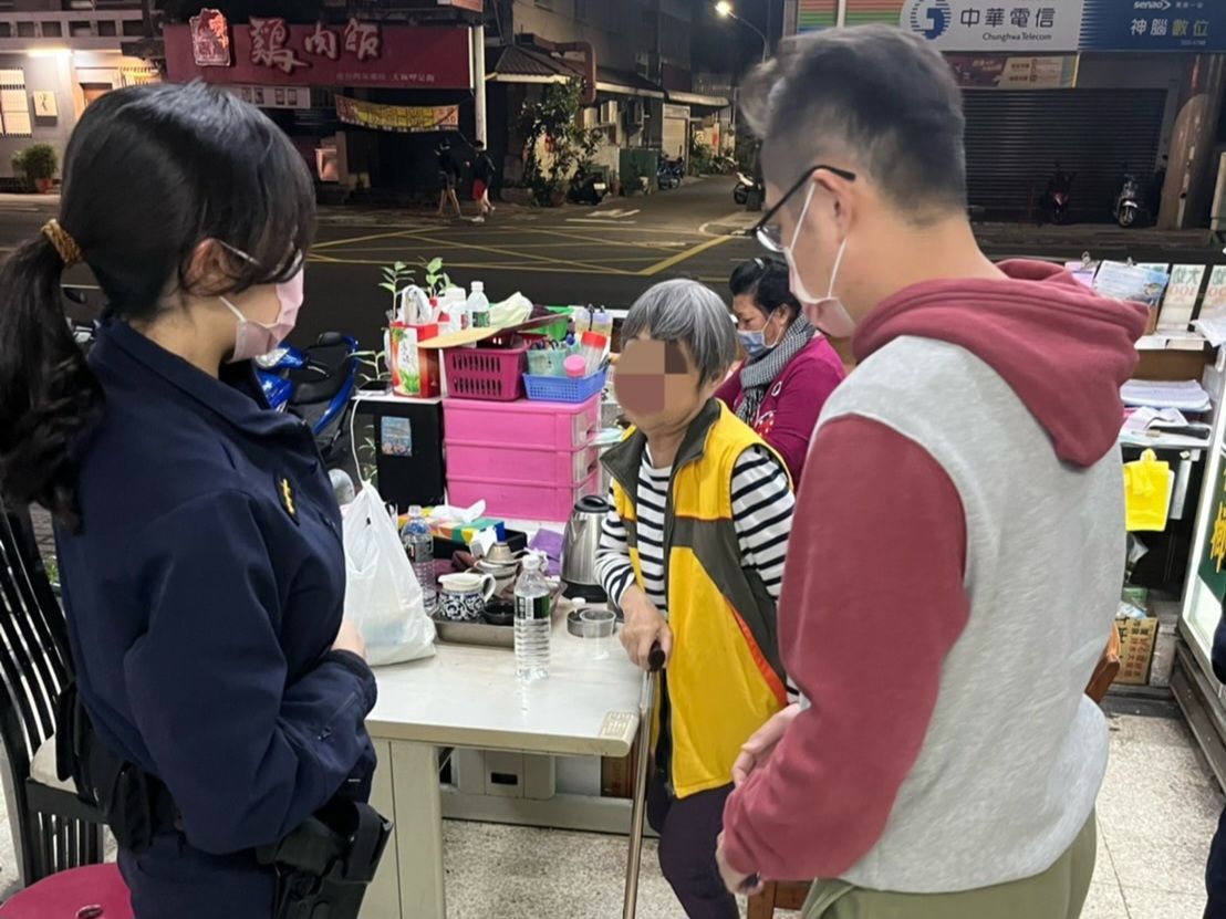 7旬老婦寒風夜外出覓食迷途 幸前鎮警速尋家屬暖助返家