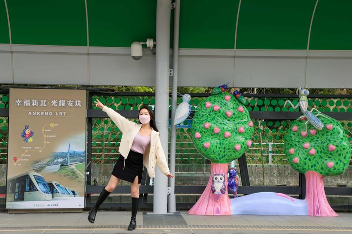 安坑輕軌K01雙城站,有可愛的裝置藝術,拍起來特別活潑。 圖:新北市政府觀光旅遊局/提供