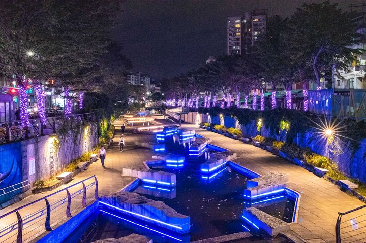 228連假/等你來玩!安坑輕軌遊、新莊光雕、萬金杜鵑展、九份紅燈籠祭