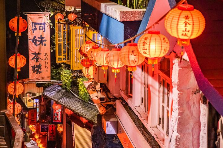 228連假/等你來玩!安坑輕軌遊、新莊光雕、萬金杜鵑展、九份紅燈籠祭