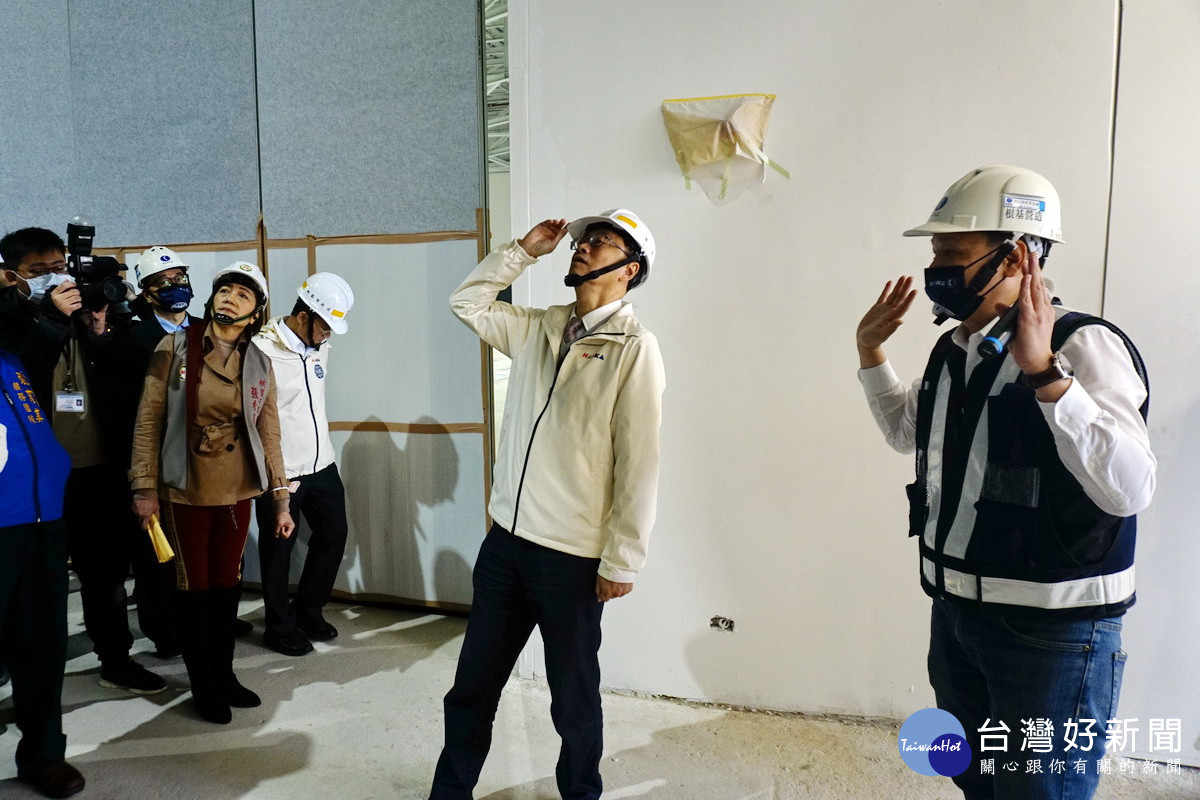 桃園市長張善政視察「桃園會展中心統包工程」時,抬頭查看相關結構。