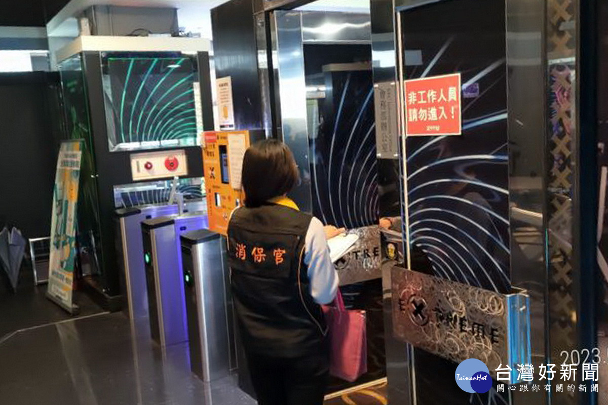 極限健身中心中壢店及平鎮店將於4月1日停止營業，桃園市政府消保官前現場查核。（桃園市政府提供）