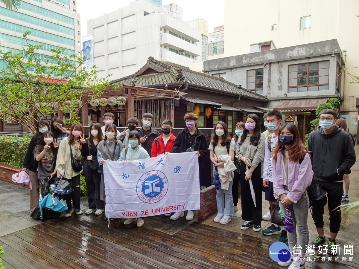 元智大學同學參加「在地生活記憶」路線於中壢中平路故事館前合影