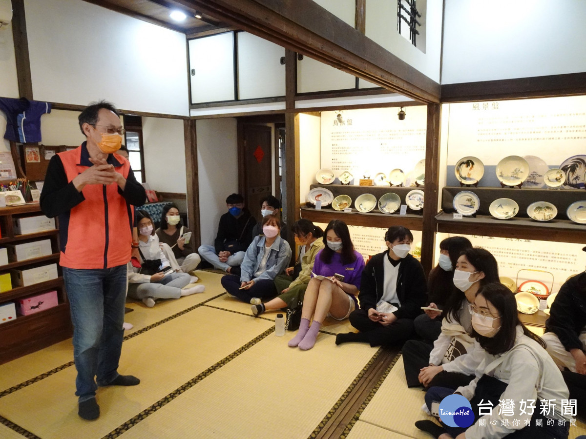 中平路故事館導覽員為元智同學介紹館內的日式建築元素