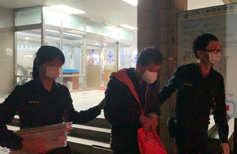 民進黨前新北市議員陳文治(中)遭疑涉嫌替違章關說,新北地院聲押禁見獲准。中央社