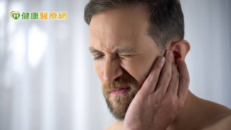 中年男起床聽不見!就醫才知快耳聾 醫列常見原因