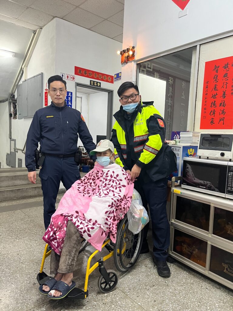 警方提供毛毯供老婦人保暖
