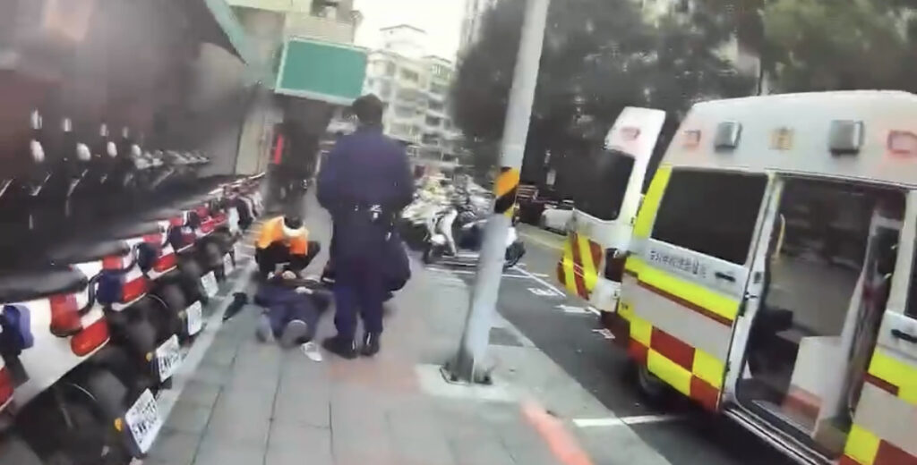員警立即趕赴現場協助,並通報救護人員送往醫院就醫。
