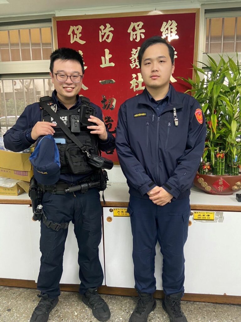 同德派出所暖警李思穎(右)、陳冠全(左)。