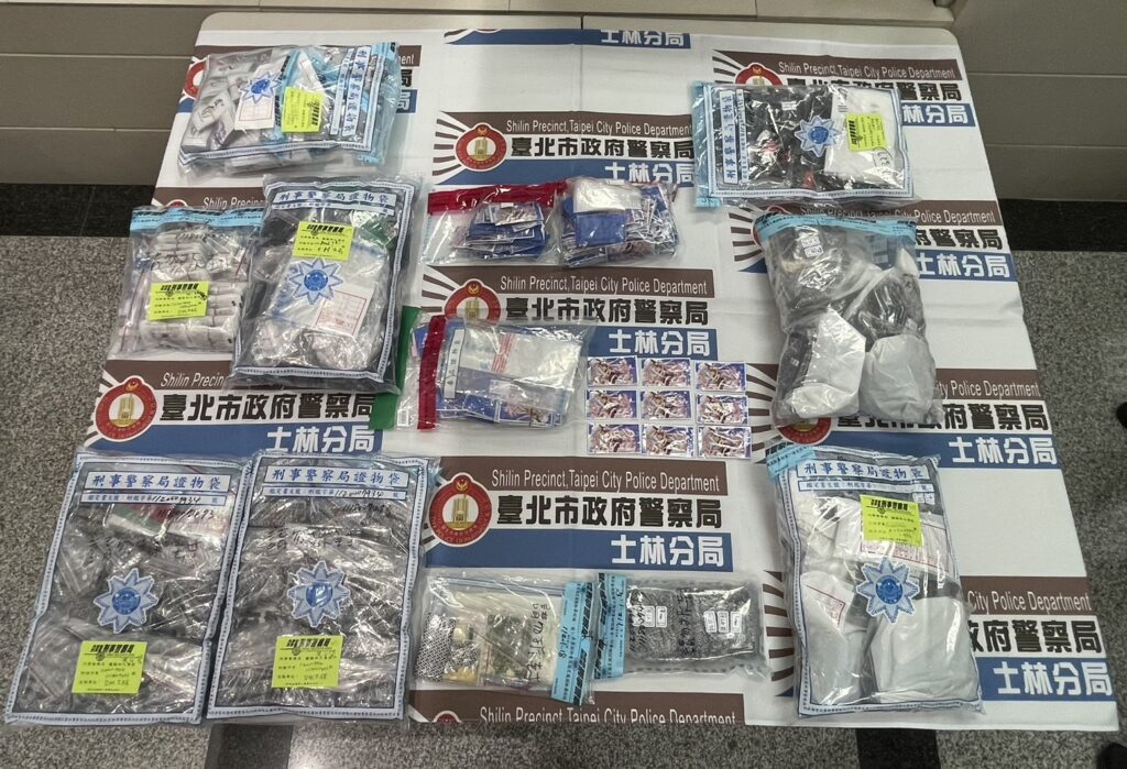 當場查獲包裝海賊王圖樣毒品咖啡包250包(毛重1000餘公克)等證物
