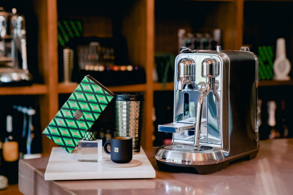 Nespresso首創「定量咖啡」概念,以每款咖啡最適合的水量、水溫與19bar高壓萃取,維持每杯咖啡的口感與高品質