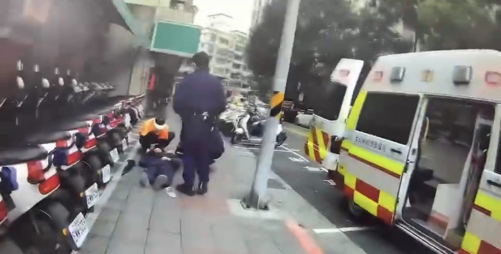 員警立即趕赴現場協助，並通報救護人員送往醫院就醫。