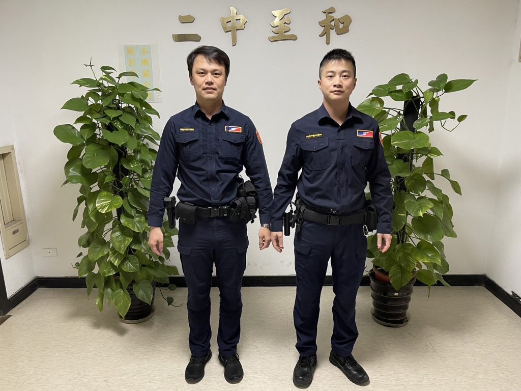 臺北市保安警察大隊第二中隊警員余明展、蔡葉闔(由左至右)。