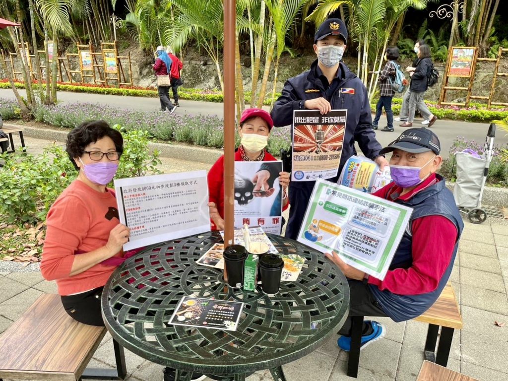 臺北市保安警察大隊宣導民眾小心提防常見網路購物詐騙、簡訊連結詐騙、演唱會門票詐騙等詐欺手法,避免受騙荷包大失血。