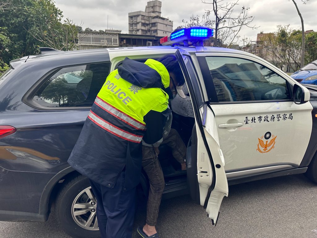 警方護送老婦返回派出所休息