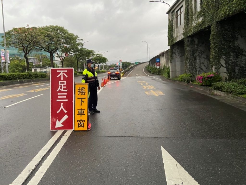 內湖分局員警執行高乘載管制勤務。